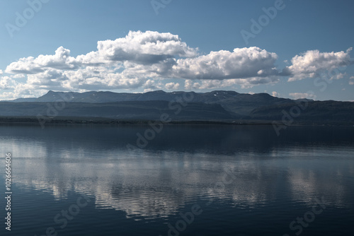 Fjord mit Wolken Spiegelung im Wasser