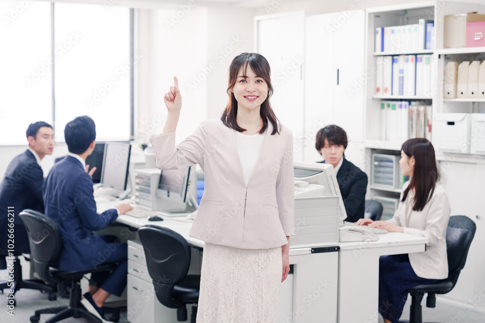 オフィスでポイントを指差す若い女性社員 オフィスでポイントを指差す若い女性社員