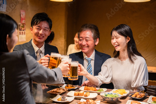 居酒屋で乾杯をする男女のビジネスパーソン