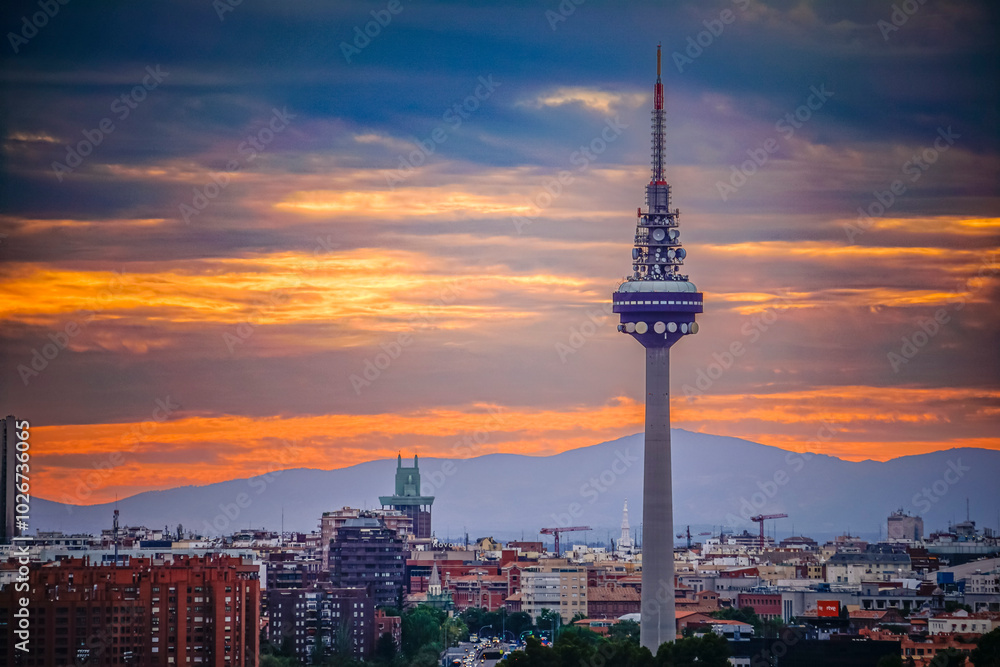 Obraz premium Panoramic view of the skyline of the city of Madrid at sunset with reddish tones and the profile of the piruli