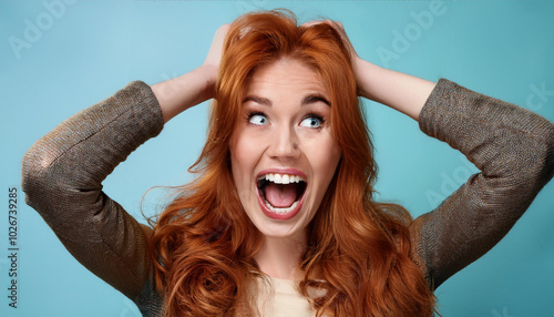 Junge Frau rauft sich die Haare