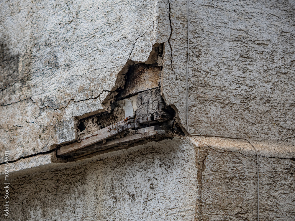 Große Schäden an der Hauswand am Altbau Große Schäden an der Hauswand am Altbau