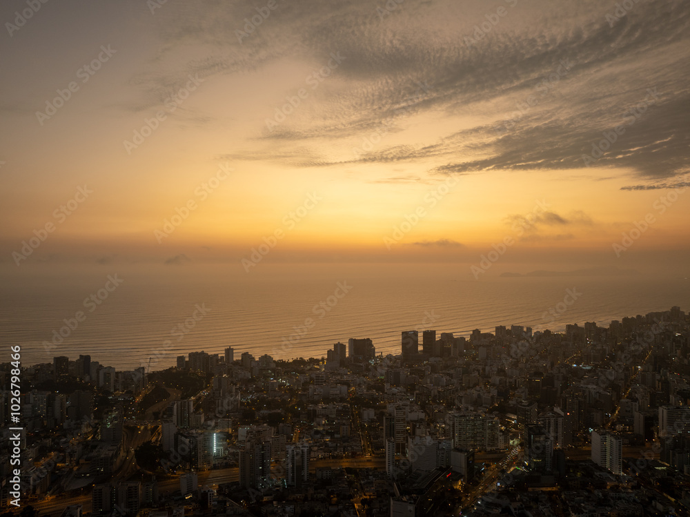 Atardecer en la ciudad de Lima Atardecer en la ciudad de Lima