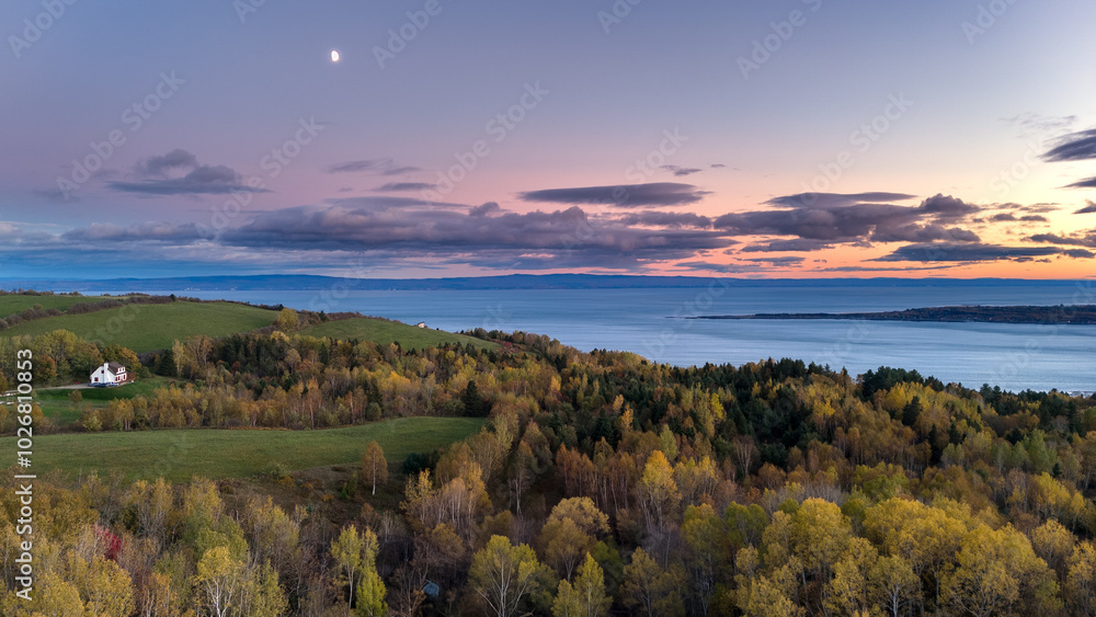 Fototapeta premium Le fleuve du Saint-Laurent au Quebec au Canada pendant l'été indien