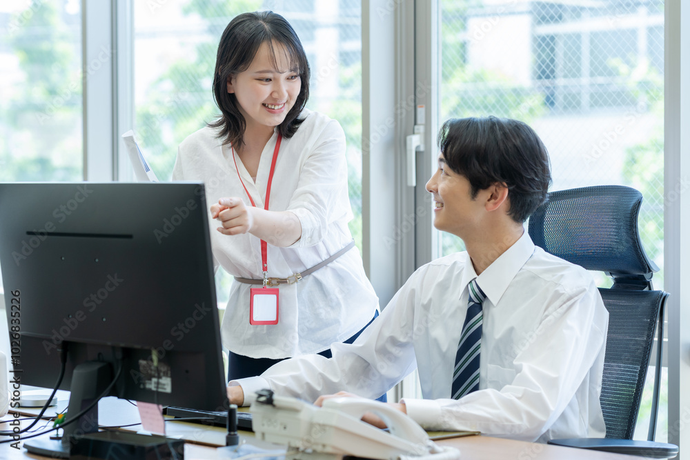 Obraz premium オフィスで働くビジネスウーマンとビジネスマン