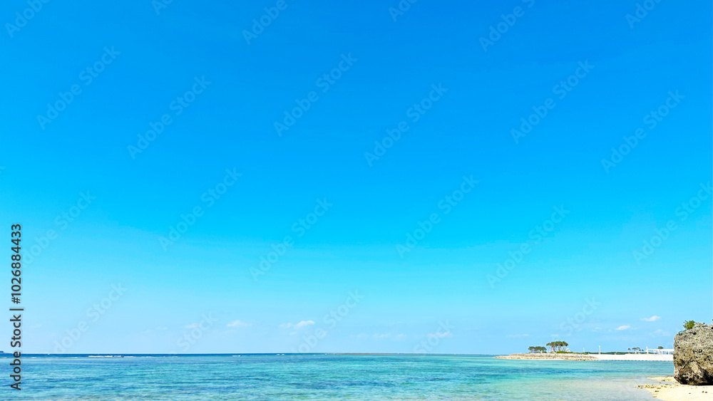 Obraz premium 青い海と空 ビーチ 沖縄県国頭郡本部町