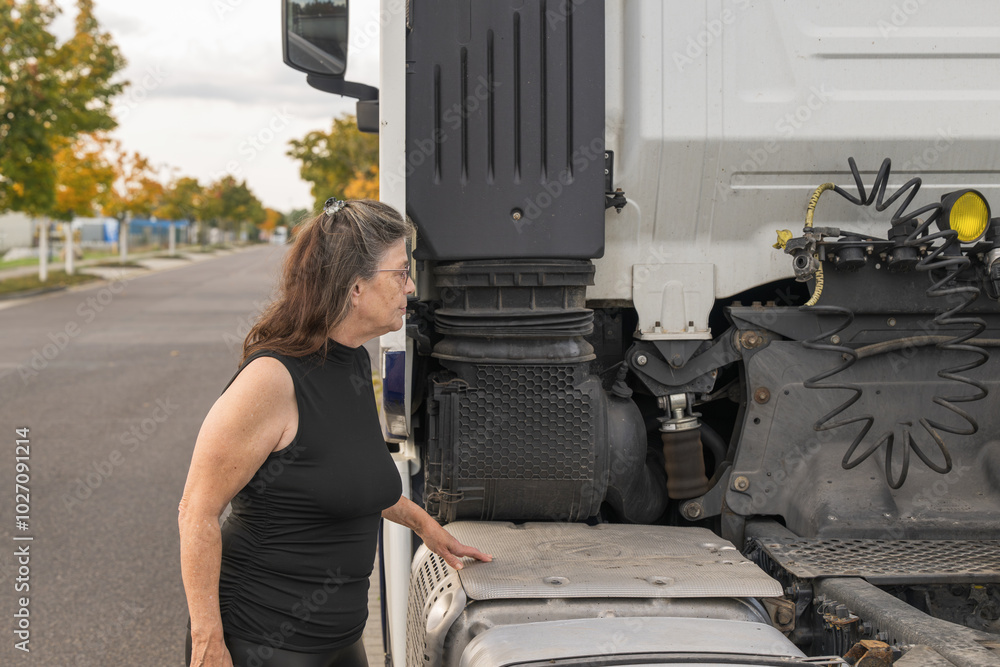 Fahrerin kontrolliert ihr Fahrzeug