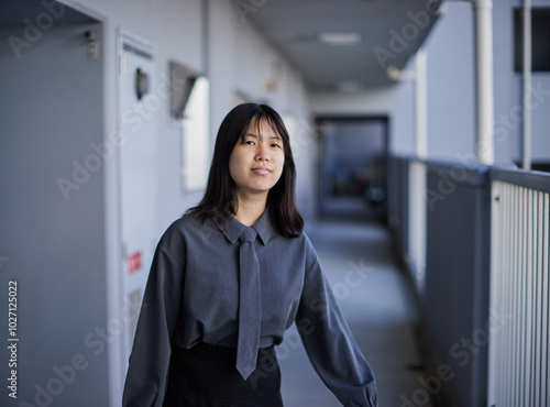 秋の昼の家のマンションの廊下で歩く一人の女子高校生の姿 Free Download 秋の昼の家のマンションの廊下で歩く一人の女子高校生の姿 - GFXLoad