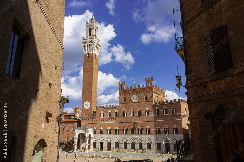 Naklejka premium Siena 's city hall seen from a narrow street