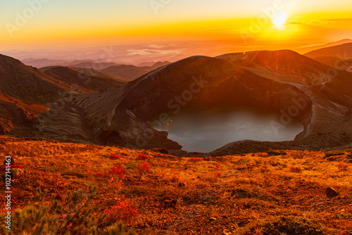 紅葉の蔵王山頂、お釜からみた日出 photo