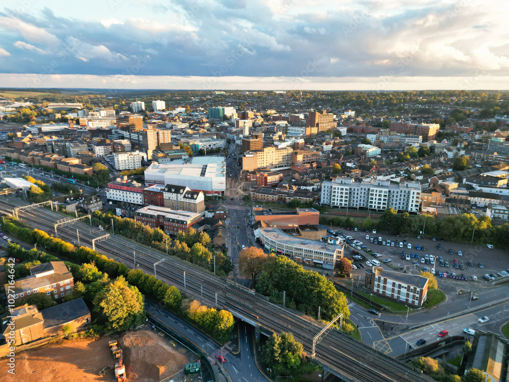 Obraz premium High Angle View of Luton City Residential District Which is Located Near to City Center Downtown of England UK During Cold Sunset of October 12th, 2024