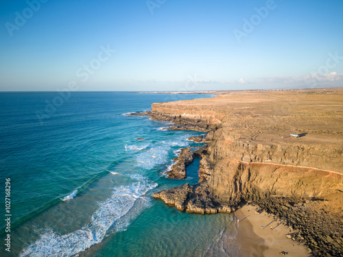 Urlaubsziel Fuerteventura mit Felsküste von Cotillo