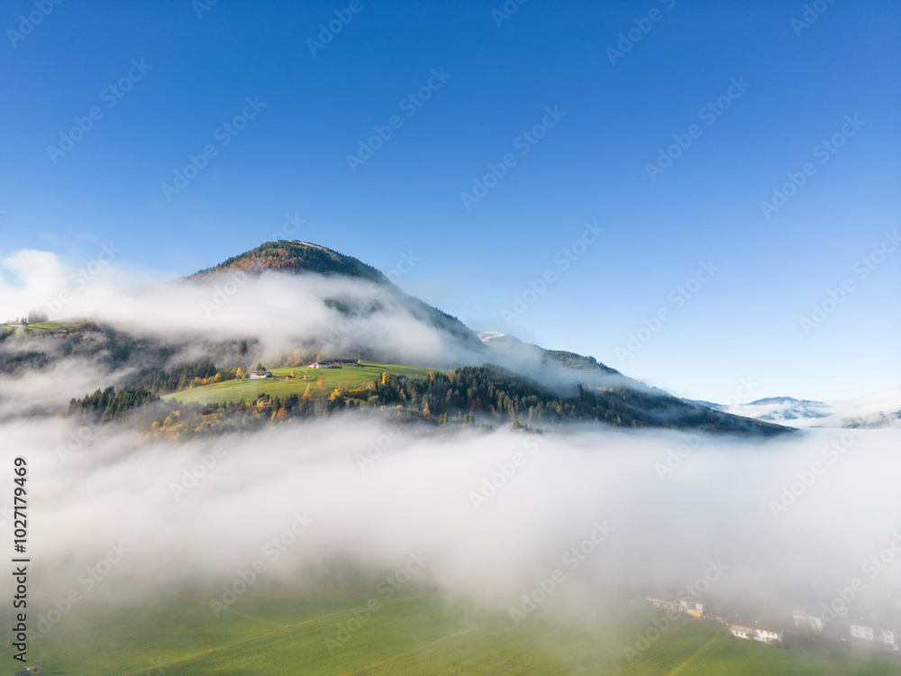 Herbststimmung in den Bergen der Kitzbüheler Alpen mit Wolken Herbststimmung in den Bergen der Kitzbüheler Alpen mit Wolken
