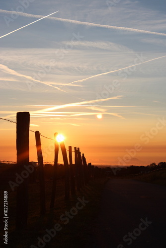 aube, clôture, barbelés, fond d'écran, contraste, contre jour, beau, ciel, silhouette, lever du soleil, nuage, soleil, paysage, orange, voyage, nature, lumière, horizon