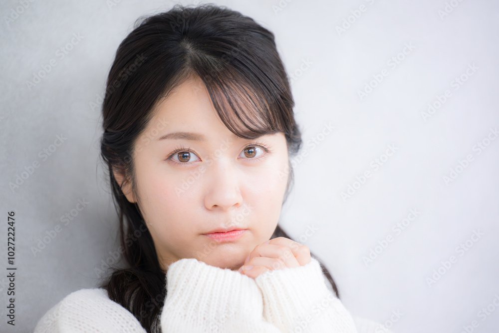 かわいいニットを着たあざといポーズのかわいい女性 カメラ目線のクローズアップ アンニュイな表情 かわいいニットを着たあざといポーズのかわいい女性 カメラ目線のクローズアップ アンニュイな表情