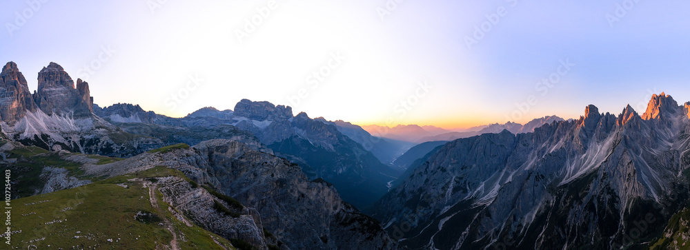 Fototapeta premium Panorámica del amanecer en las Tres Cimas de Lavaredo (Dolomitas, Italia)