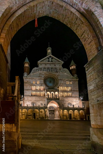 facciata del Duomo di Cremona vista dai portici di Piazza del Comune a Cremona photo