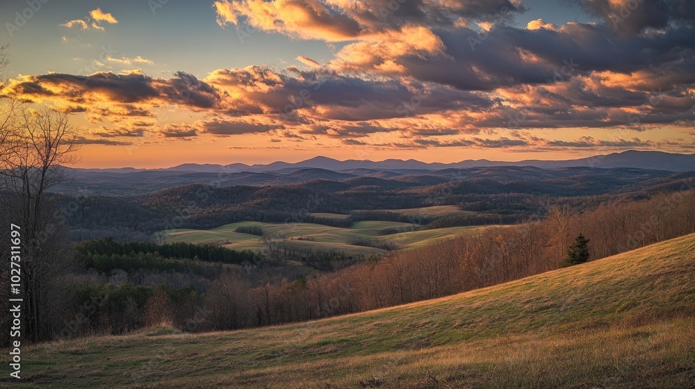 Obraz premium Sunset Over Rolling Hills and Distant Mountains