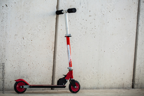 Obraz na płótnie Children kick scooter parked near white wall w salonie
