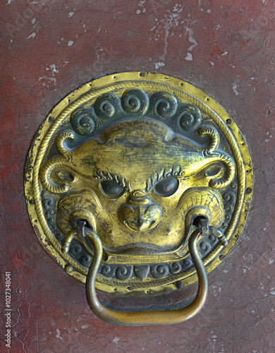 Obraz na płótnie Door detail at Choijin Lama Temple complex. The Choijin Lama Temple complex was built between 1904 and 1908 in Ulaanbaatar, Mongolia w salonie