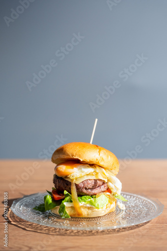 Hamburguesa con queso y huevo photo