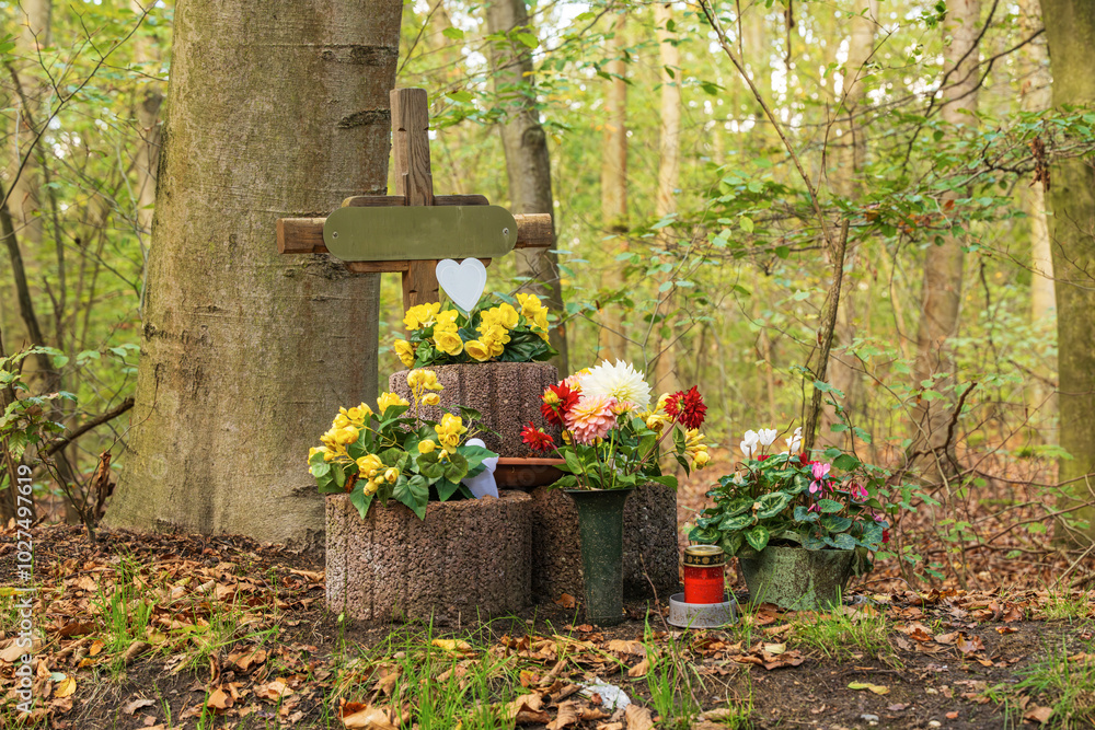 Die Stelle wo ein Mensch tötlich verunglückt mit Blumen und Kreuz