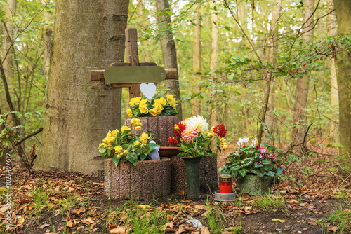 Obraz na płótnie Die Stelle wo ein Mensch tötlich verunglückt mit Blumen und Kreuz w salonie