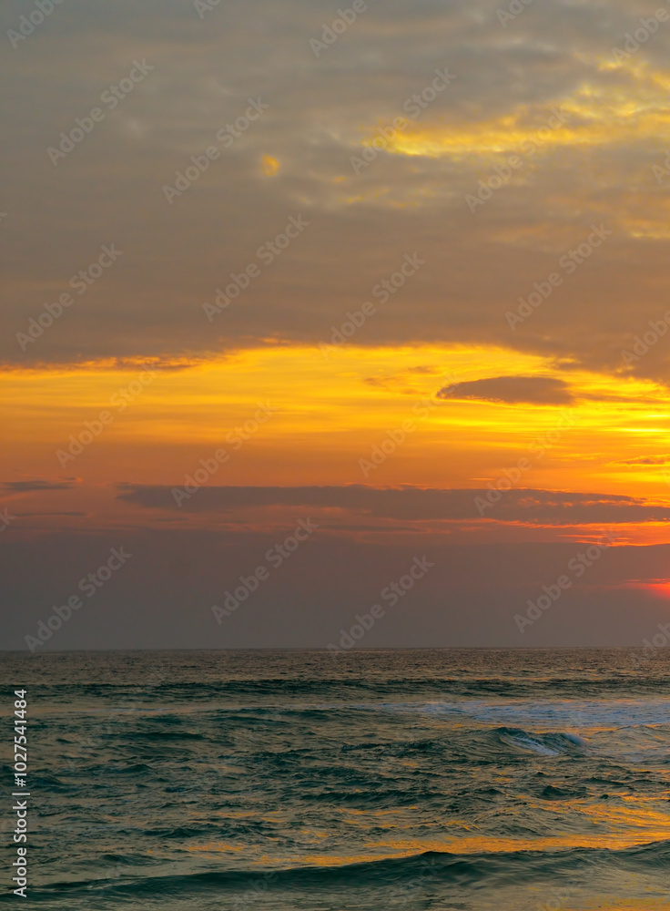 Obraz premium Sea and bright sunrise. Concept - vacation and travel.