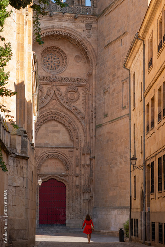 Die Altstadt von Salamanca in Spanien mit einer tollen Dame in Rot