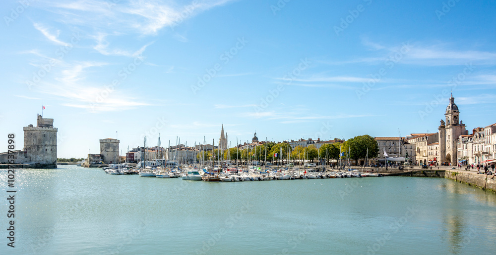 Fototapeta premium La Rochelle. Vue sur le vieux port de la Rochelle et la Grosse Horloge . Charente Maritime . Nouvelle Aquitaine. France
