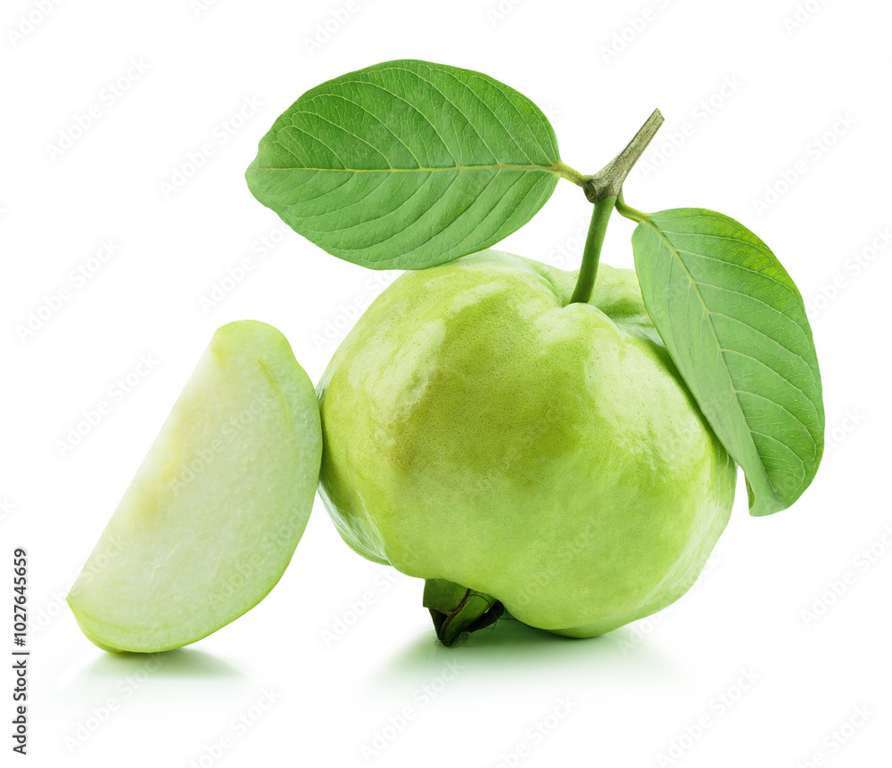 Obraz premium Fresh guava fruit with leaves and slices isolated white background