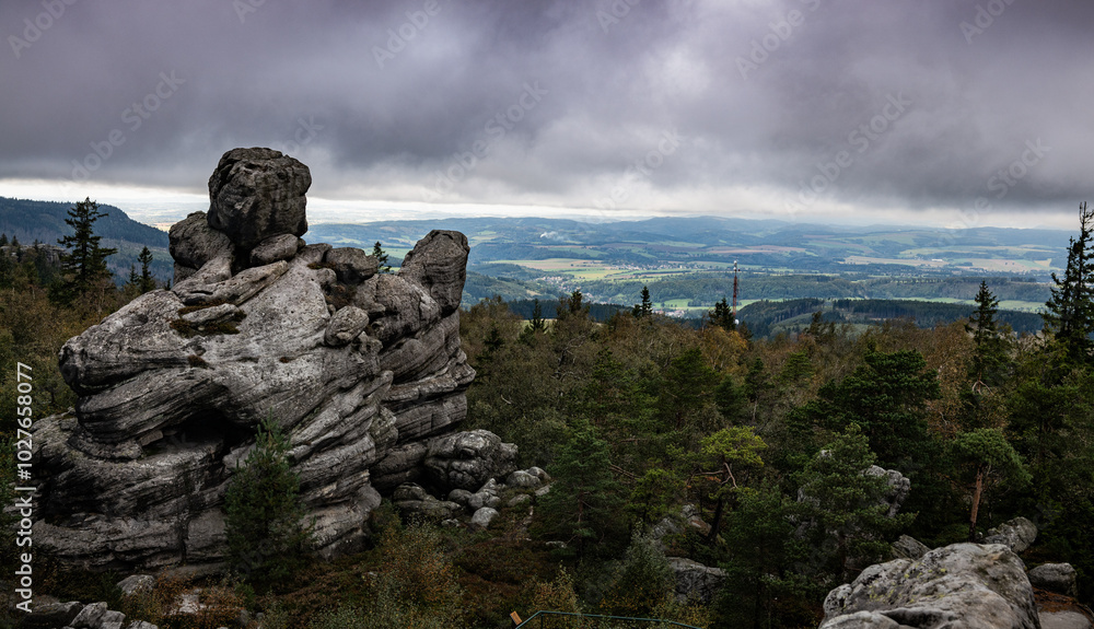 Fototapeta premium clouds over rocks