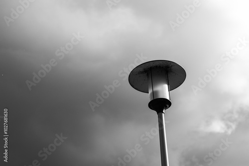 Obraz na płótnie A tall lamp on a cloudy day in the park. w salonie