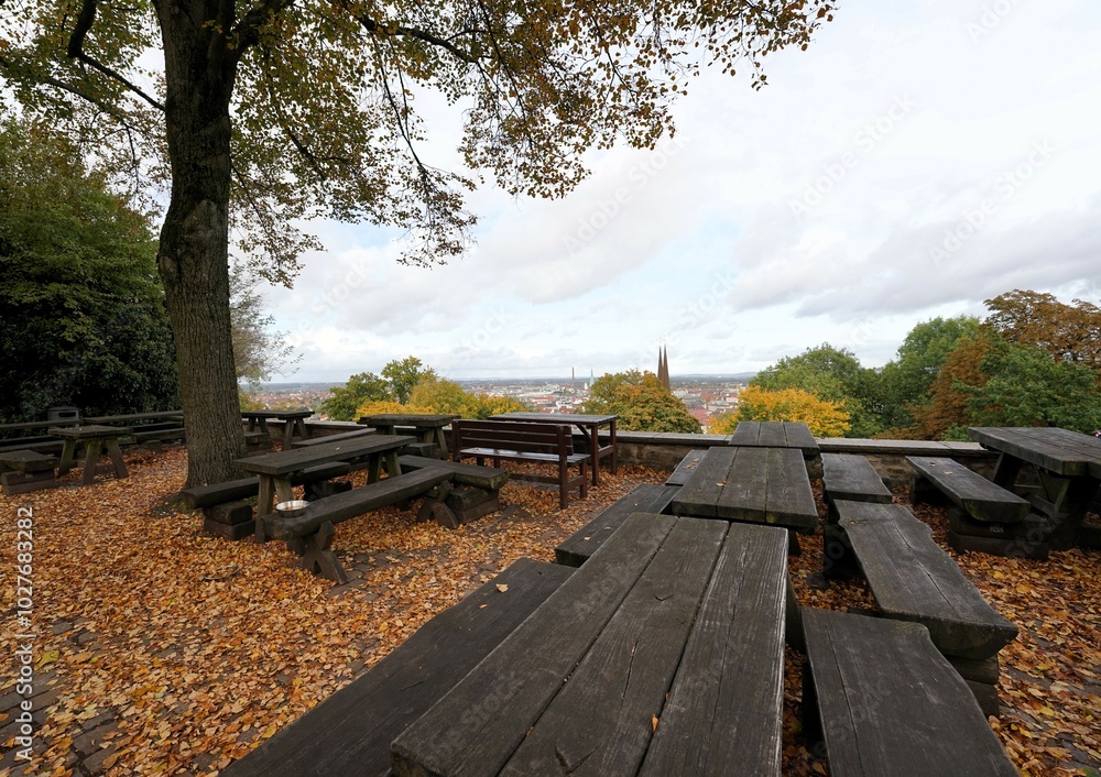 Fototapeta premium Bielefeld im Herbst von der Sparrenburg