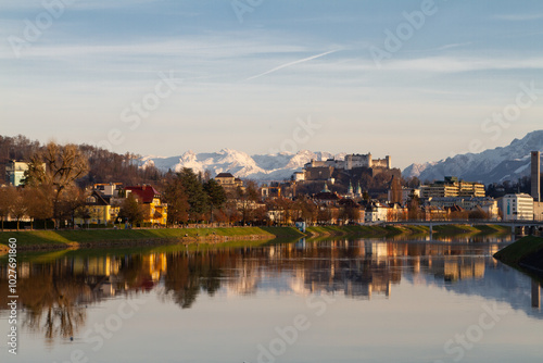 Stadt Salzburg mit der Festung im Herbst und den Bergen im Hintergrund