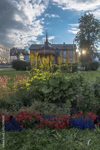 Blumenbeet vor dem Theatergebäude in Tromso, Norwegen