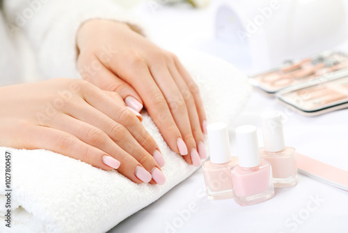 Obraz na płótnie Beautiful woman hands with manicure tools w salonie