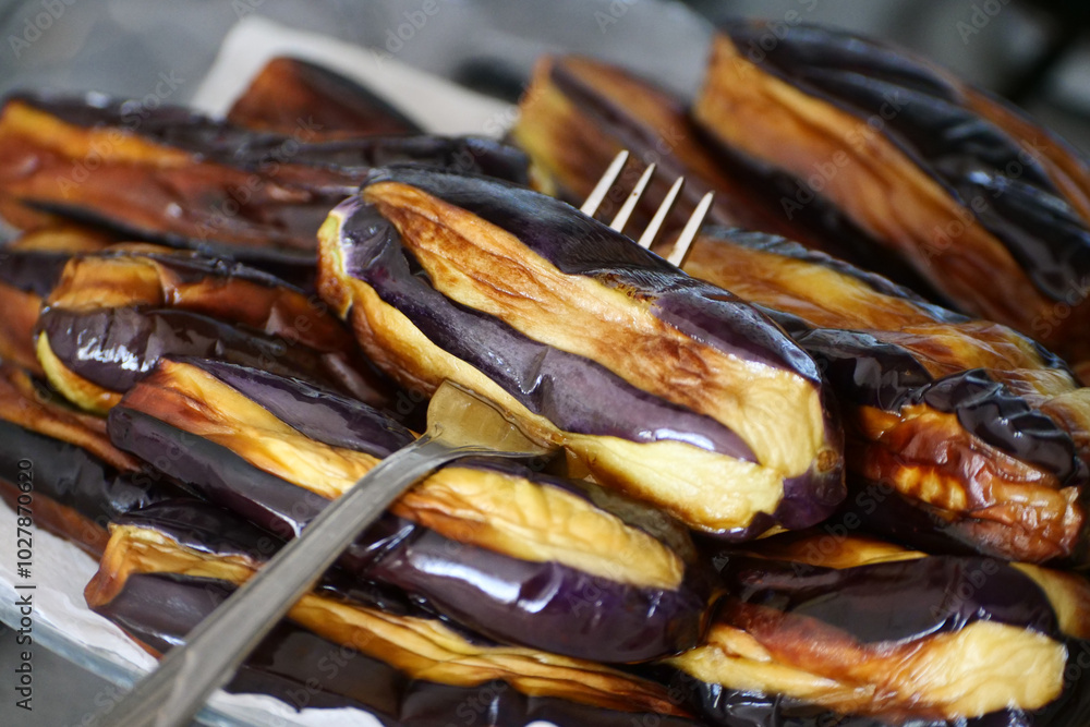 Eggplants cooked in oil were left to cool before placing them in the deep freezer