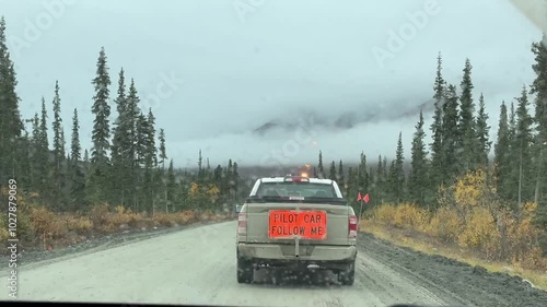 Per Auto auf dem Dalton Highway in Alaska