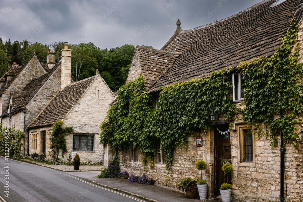 Steinhäuser in Castle Comb, einem Ortsteil von Chippenham in den Cotswolds, Wiltshire, England Steinhäuser in Castle Comb, einem Ortsteil von Chippenham in den Cotswolds, Wiltshire, England