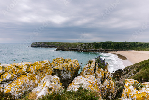 Blick auf die Barafundle Bay, Stackpole Estate an der Pembrokeshire Coast in Wales photo