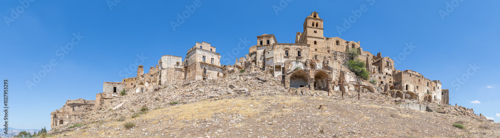Panorama des maisons abandonnées sous l'église San Nicola, de la ville fantôme de Craco, Italie Panorama des maisons abandonnées sous l'église San Nicola, de la ville fantôme de Craco, Italie
