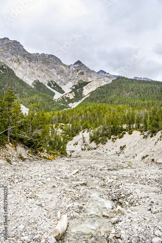 Zernez, Ofenpass, Bach, Ova dal Fuorn, Wanderweg, Uferweg, Passstrasse, Engadin, Nationalpark, Alpen, Herbst, Herbstfarben, Graubünden, Schweiz photo