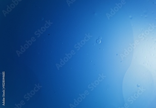 Una toma de cerca de una fondo abstracto de color azul con burbujas de diferentes tamaños