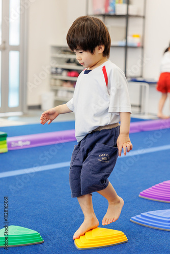 体操教室で運動する男の子