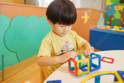 おもちゃで遊ぶ男の子