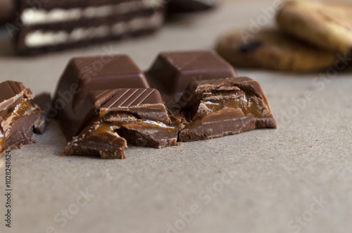 Foto Trozos de chocolate partido con relleno de dulce de leche sobre papel kraft