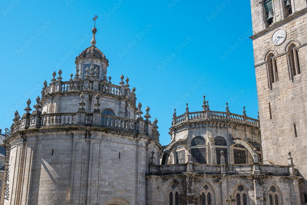 Vista exterior capilla de la virgen de ojos grandes y campanario catedral gótica de Lugo, España Vista exterior capilla de la virgen de ojos grandes y campanario catedral gótica de Lugo, España