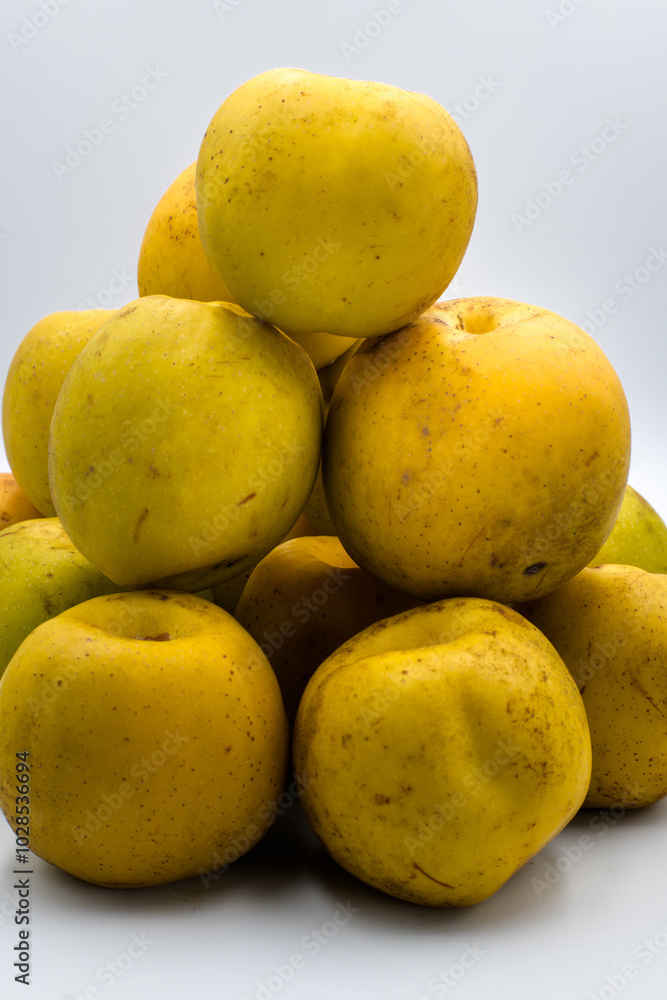 Quince fruit, hot quince infusion.