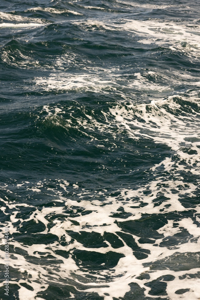 Fototapeta premium View of a vast ocean with clear blue water